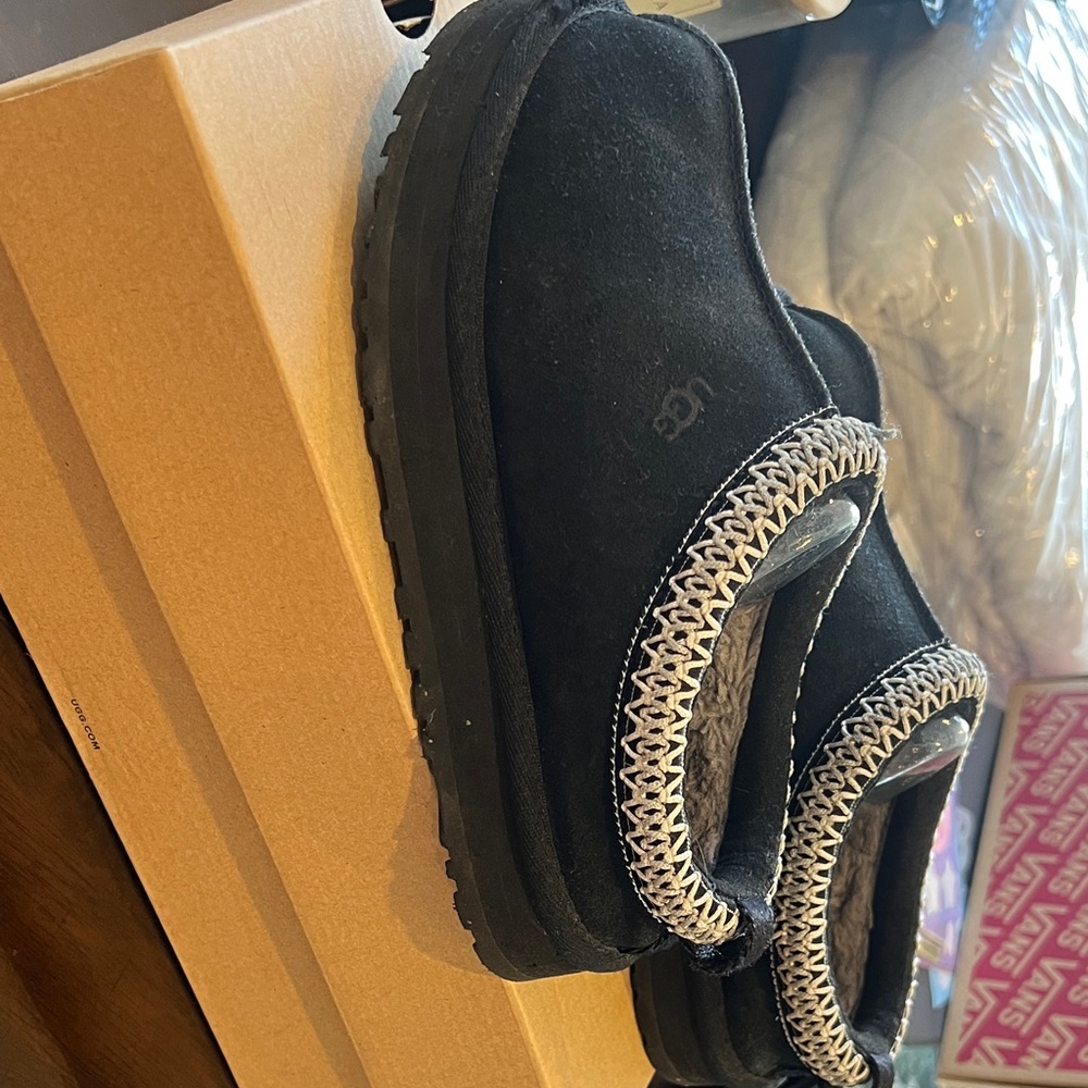 Sz2 UNISEX UGG Black Kids Slippers with Patterned Trim